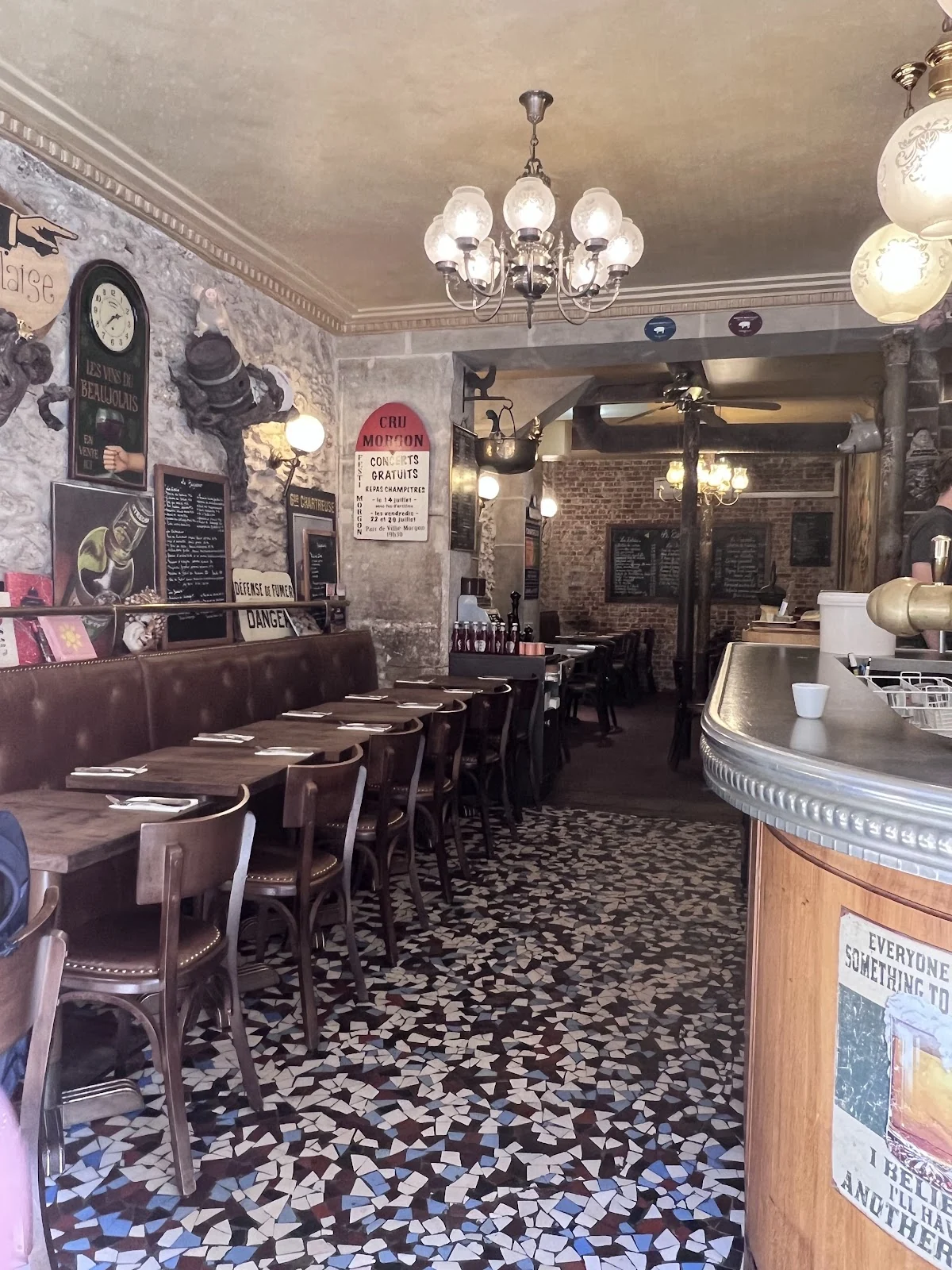 La salle du Bizetro, ses banquettes carmin, ses petites tables et son comptoir en zinc