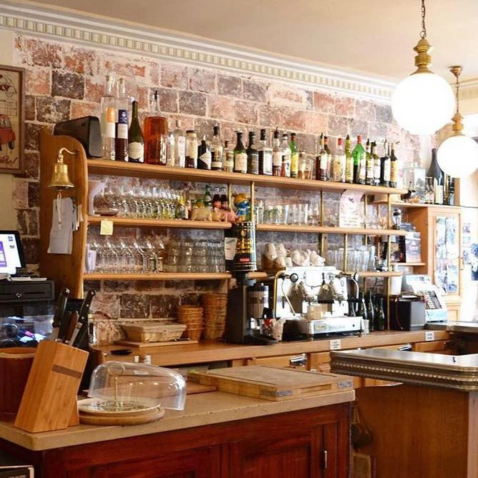 Le comptoir du Bizetro, ses étagères de bouteilles, ses boiseries et ses murs de pierre